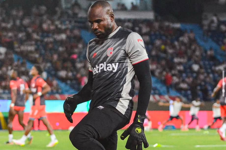 Andrés Mosquera Marmolejo, arquero de Independiente Santa Fe, en el calentamiento previo al partido de ida de la Superliga BetPlay.