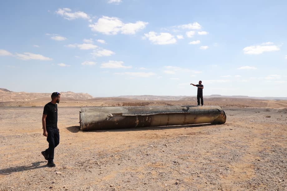 Restos de misiles iraníes lanzados hacia Israel.