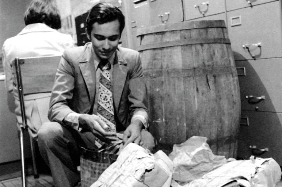 Un detective frente a un cargamento de marihuana en la década del 70.