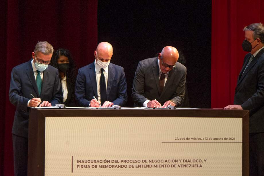 Los delegados del gobierno de Nicolás Maduro y de la oposición venezolana firman acuerdo para comenzar diálogo este 3 de septiembre.
