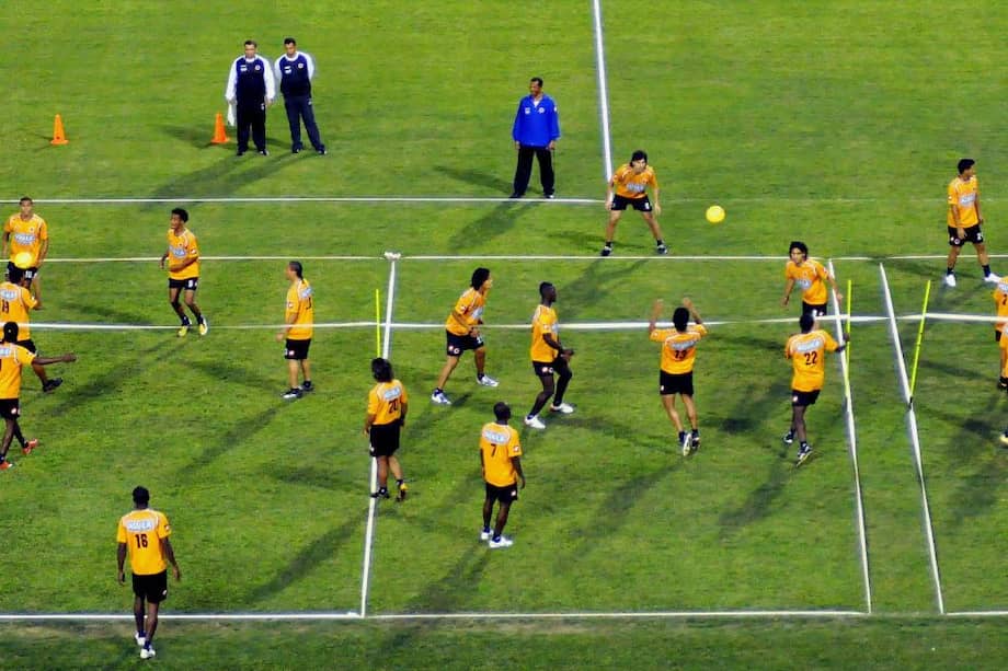 Ahora se realiza el acondicionamiento físico, técnico y táctico de manera integrada. Ejercicios con balón y con situaciones de juego. / EFE