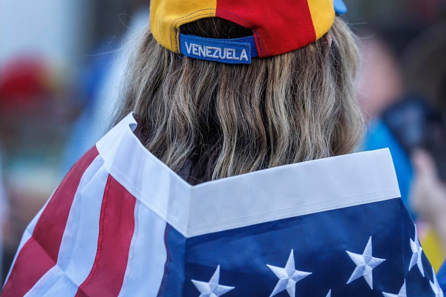 Una persona con un sombrero venezolano y una bandera de Estados Unidos asiste a una manifestación en apoyo a las acciones militares de EE. UU. en Venezuela, en Florida, Estados Unidos, el 4 de enero de 2026. Imagen de referencia.