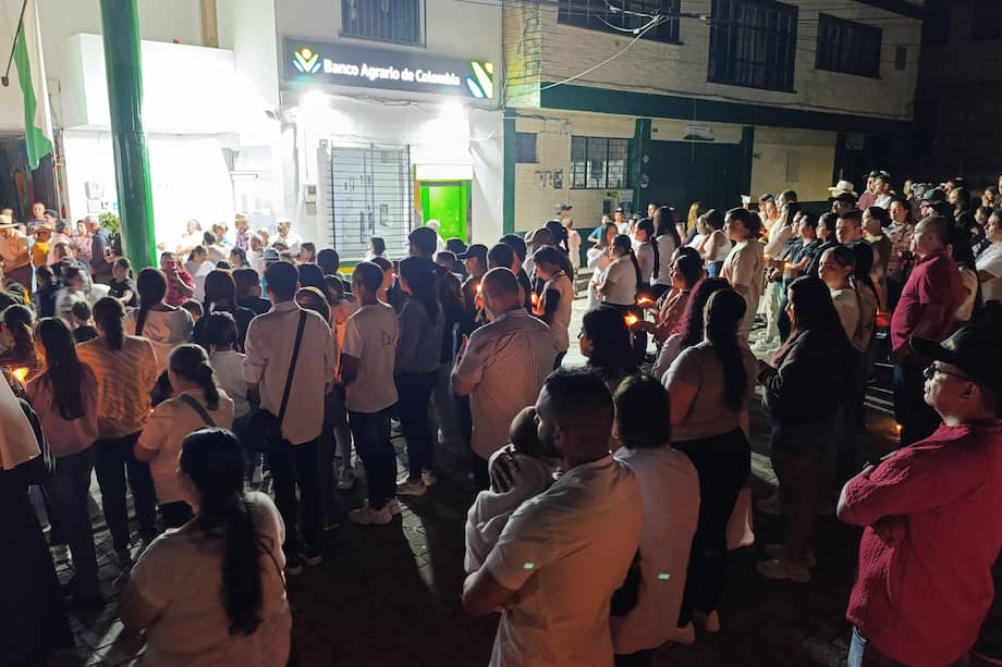 Los habitantes de Nariño, en Antioquia, hicieron una velatón por el niño asesinado en zona rural.