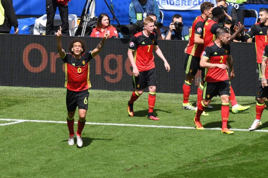 Axel Witsel celebra el segundo tanto del equipo belga contra Irlanda. AFP