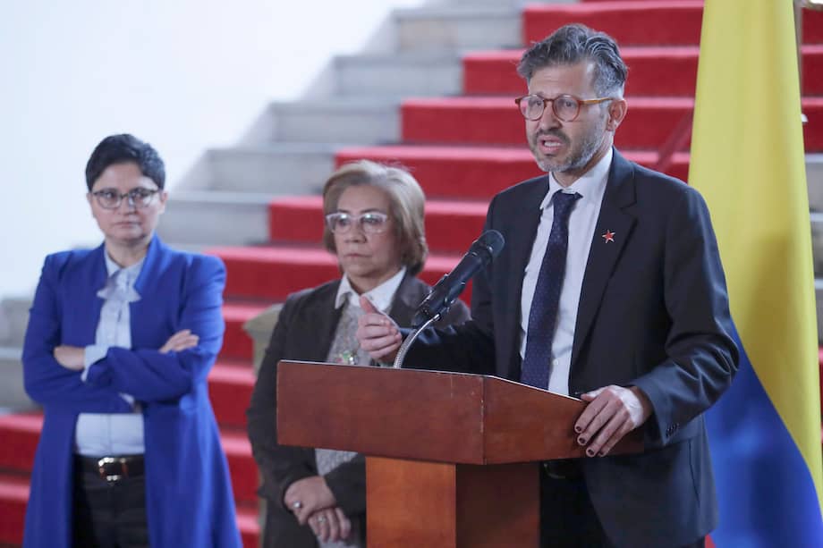 Vicecanciller de Asuntos Multilaterales de Colombia, Mauricio Jaramillo. Canciller Rosa Villavicencio y viceministra Juana Castro.