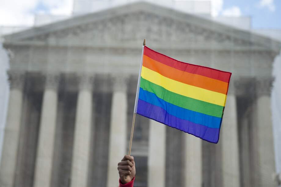 Un defensor del matrimonio entre personas del mismo sexo ondea una bandera arcoíris frente a la Corte Suprema de los Estados Unidos el 26 de marzo de 2013 en Washington, D.C.