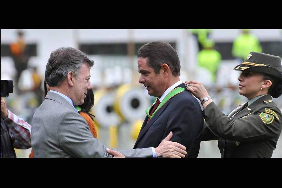 El ministro de Vivienda saliente, Germán Vargas (centro), es el nuevo presidente de la junta directiva de la Fundación Buen Gobierno. / Presidencia