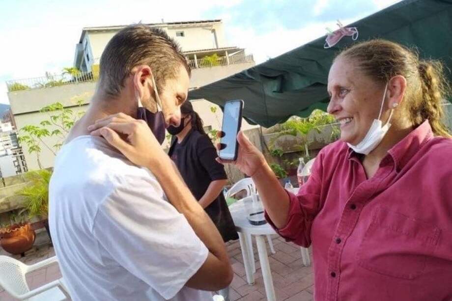 El opositor venezolano Juan Requesens mientras habla con su madre, Paula Martínez, en Caracas (Venezuela), luego de pasar 752 días en prisión.