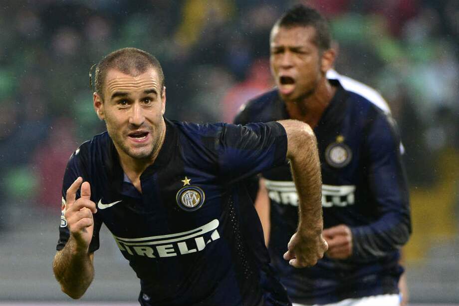 Rodrigo Palacio y Guarín corren a festejar uno de los goles 'nerazurri'. / AFP