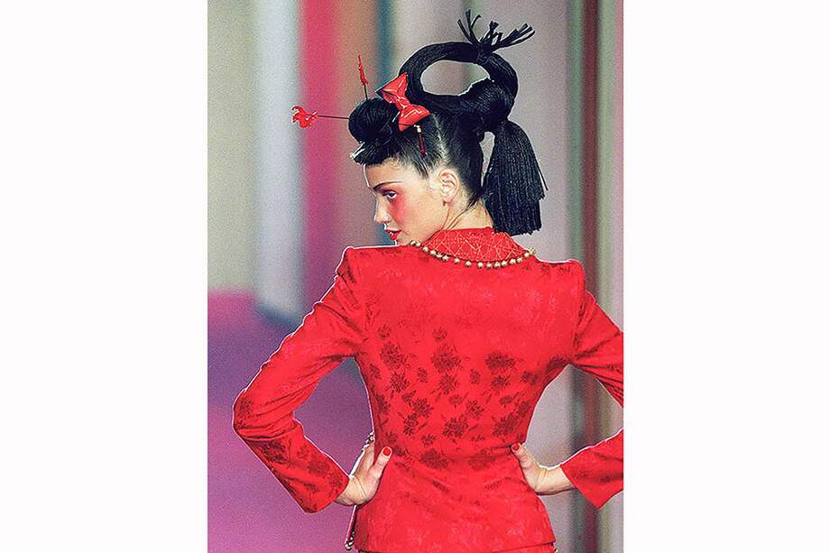 Este diseño de John Galliano fue presentado en París e hizo parte de la colección “Christian Dior 1997/98 Fall/Winter ready-to-wear”. / AFP