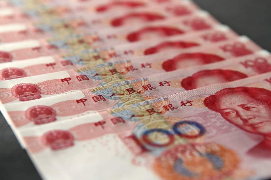 China intenta con la reducción del valor de su moneda frenar la caída de sus exportaciones. / Bloomberg News