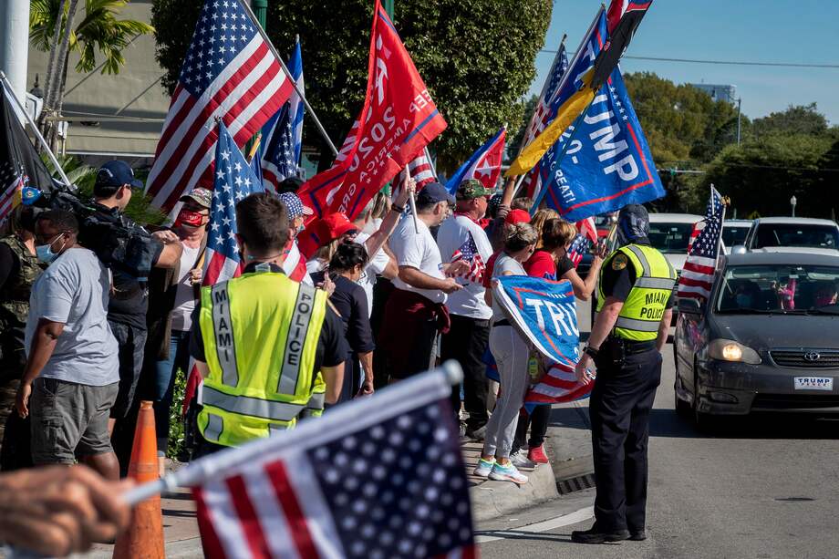 Los manifestantes salieron a las calles de Miami con banderas y pancartas.