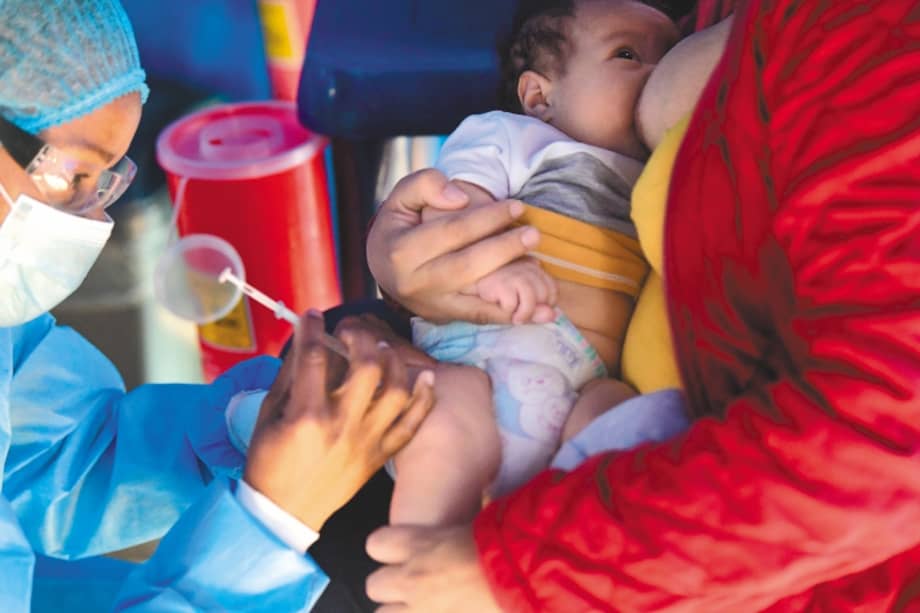 "La inmunización es, de todas, la intervención de salud que más contribuye a que los bebés no solo cumplan un año, sino que lleven una vida saludable en la edad adulta", resalta la OMS.