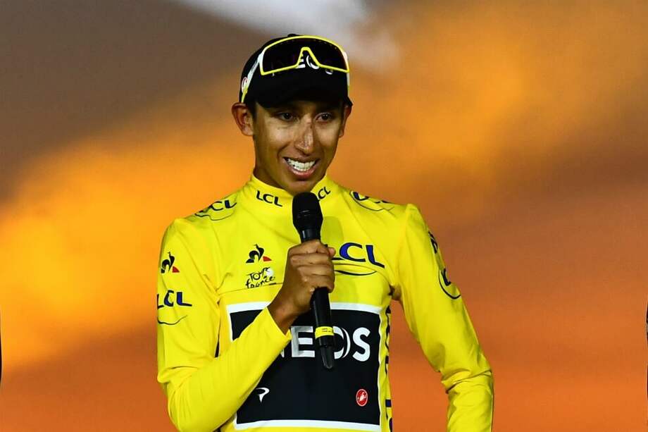 Egan Bernal agradeció en inglés, italiano, francés y español todo el apoyo durante los 21 días que duró el Tour de Francia 2019, en el que quedó campeón. / AFP