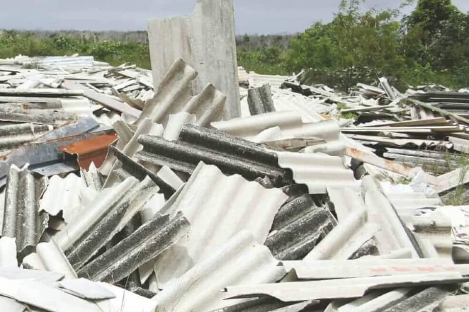 En la zona rural y urbana de Bogotá hay más de tres millones de toneladas de asbesto, que principalmente es usado para elaborar tejas, tanques de agua, tuberías y pavimento.