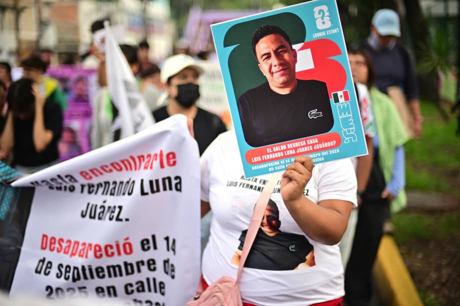 Integrantes del colectivo "Madres Buscadoras" marchan hacia el Estadio de la Ciudad de México antes de la ceremonia de inauguración de la Copa Mundial de la FIFA 2026 en la Ciudad de México.