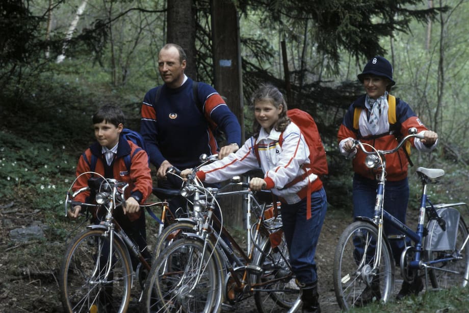 Harald y Sonia junto a sus hijos Märtha Louise y Haakon. Foto de 1983.