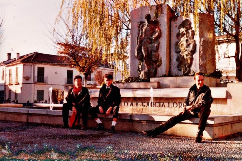 1985 Fuente Vaqueros, pueblo natal de Federico García Lorca. A la izquierda, Álvaro Restrepo, Ángel Arias y Joe Strummer, líder de la banda punk The Clash, ferviente admirador del poeta español.