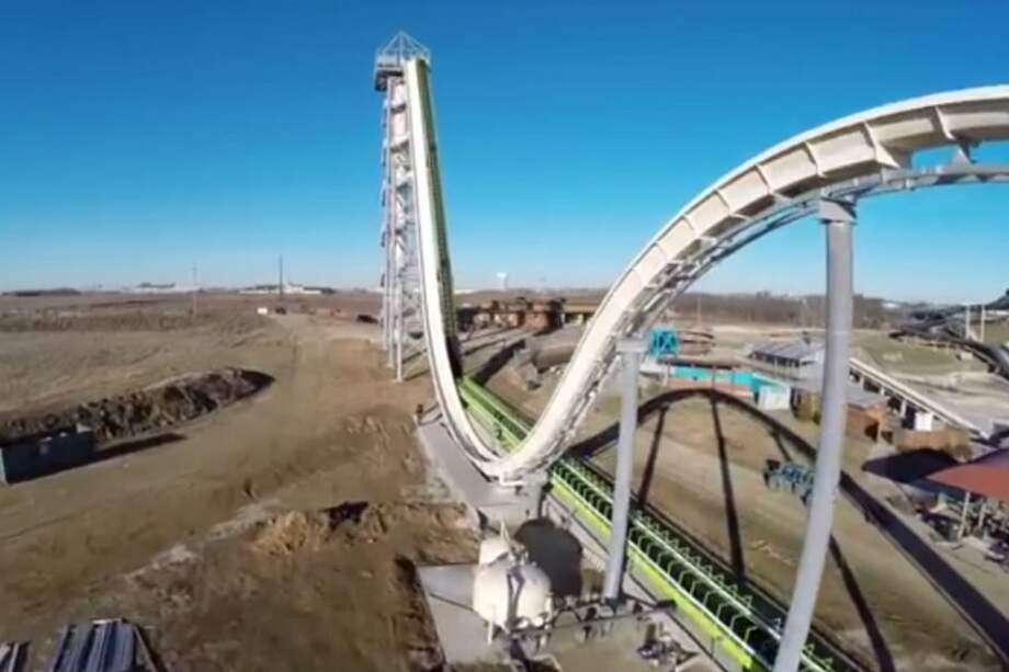 Aterrador video de lo que será el tobogán de agua más alto del mundo