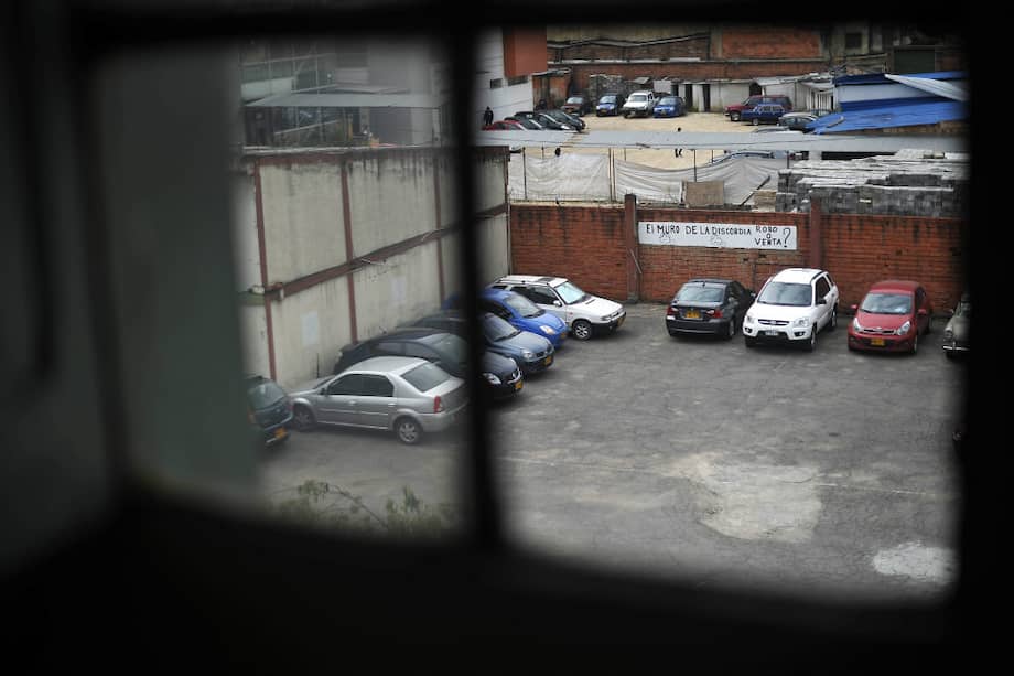El parqueadero del Hospital Materno Infantil. Detrás del muro está el lote vendido al Instituto Cancerológico. / Óscar Pérez