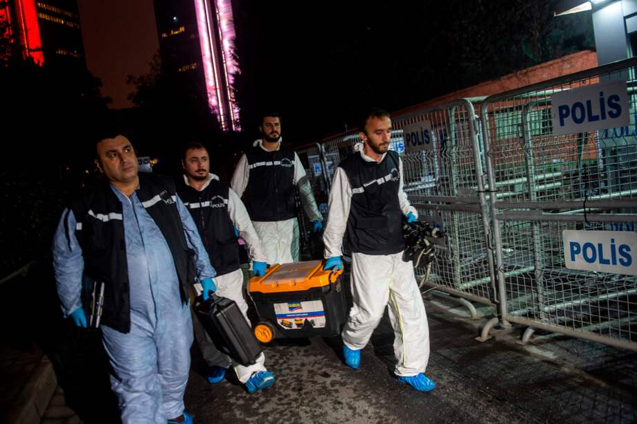 La policía turca forense revisa el consulado de Arabia Saudita en donde desapareció el periodista. / AFP