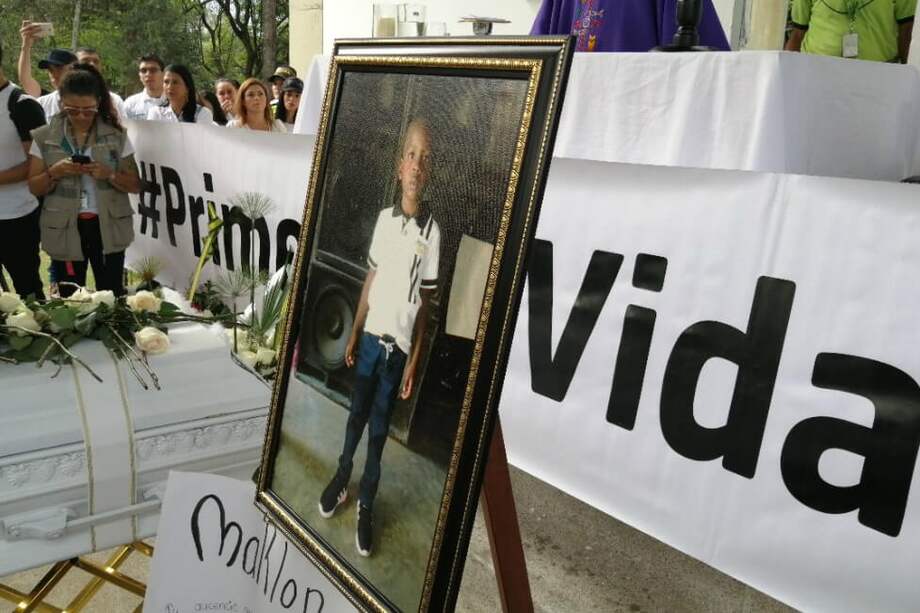 El menor fue despedido en un ataúd blanco y rodeado de globos y flores. / Tomado de Carlos Arcilla
