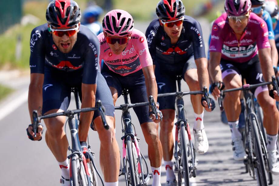 Egan Bernal sigue liderando la clasificación general, así como el Ineos lidera la clasificación por equipos.