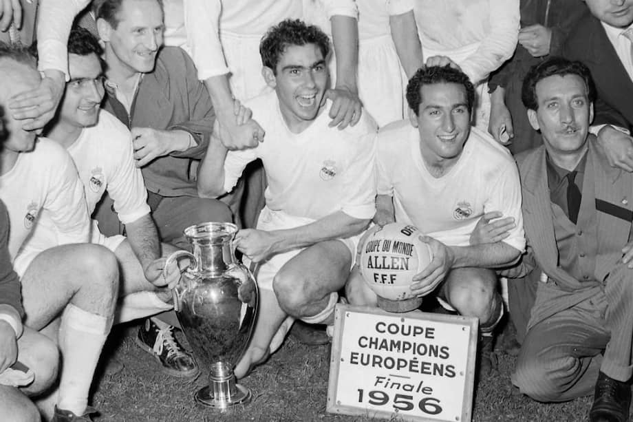 Los jugadores de Real Madrid tras ganar la Copa de Europa 1956, la primera edición del torneo de clubes más importante del Viejo Continente. / AFP