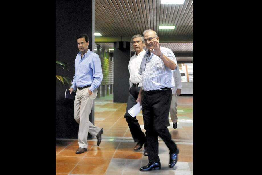 Frank Pearl, Jorge E. Mora y Humberto de la Calle, tres de los negociadores del Gobierno en Cuba. / EFE