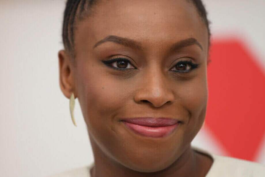 “No sabía que en la literatura cabía gente como yo”, dice Chimamanda Ngozi Adichie. / AFP
