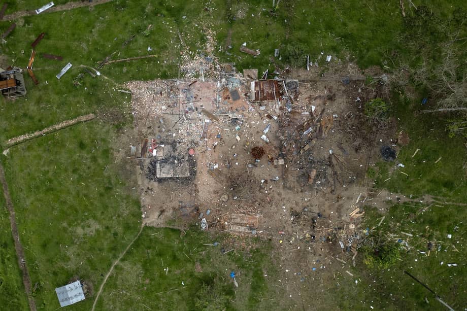 Vista aérea de los daños causados por una bomba lanzada por el ejército ecuatoriano en la región de Lago Agrio, provincia de Sucumbíos, Ecuador, en la frontera con Colombia, el 18 de marzo de 2025.