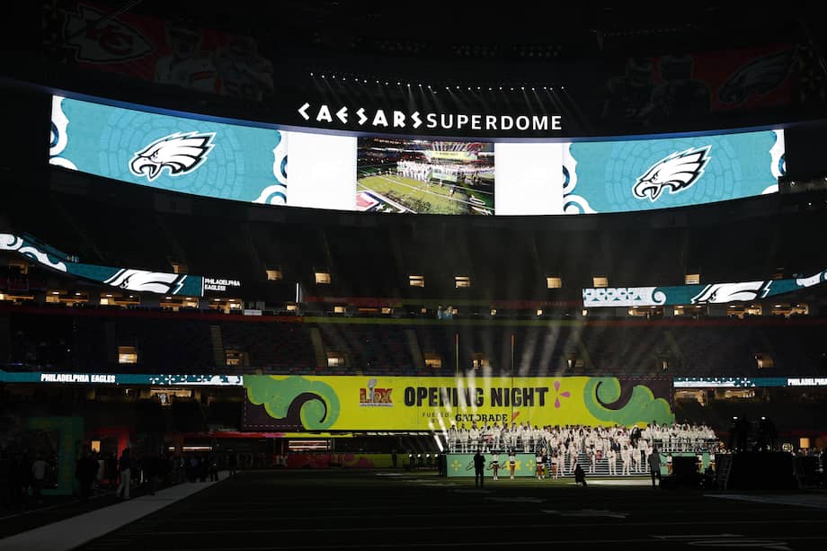 Miembros de los Philadelphia Eagles en el escenario durante el evento de la noche de apertura del Super Bowl LIX de la Liga Nacional de Fútbol Americano