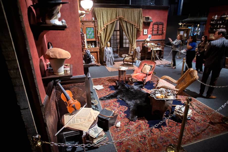 Algunas personas asistieron hoy al preestreno de "Sherlock Holmes. The Exhibition".