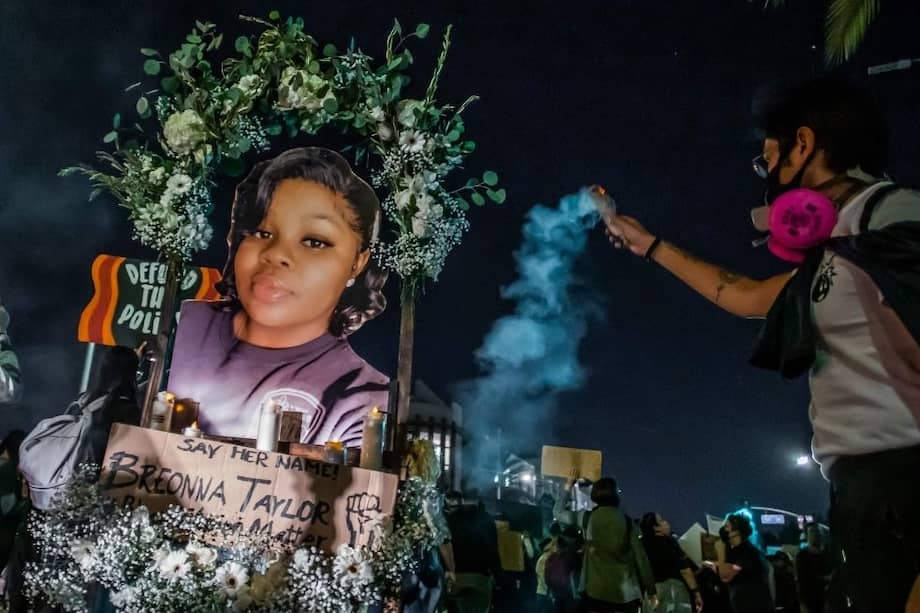 Manifestantes protestan contra la brutalidad policial en Los Ángeles, luego de conocerse que los oficiales responsables de la muerte de Breonna Taylor en Louisville no serán procesados por homicidio.