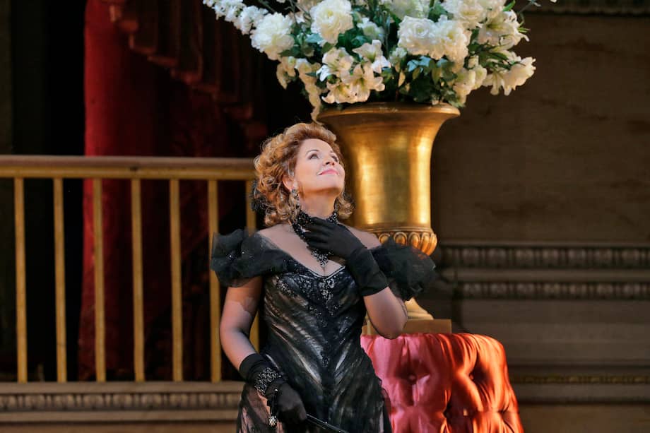 Renée Fleming quién interpreta a Hanna Glawari.