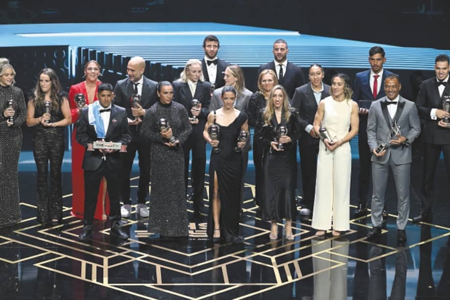 Lauren James, Aitana Bonmati, Keira Walsh, Ella Toone, Alessia Russo, Lucy Bronze, Alex Greenwood, Olga Carmona y Mary Earps, miembros del Fifpro Women's World XI, Entrenador masculino del año de la FIFA, Pep Guardiola, Entrenador femenino del año de la FIFA Año, Sarina Wiegman, ganador del premio FIFA Fan Award, Hugo Daniel Iniguez, miembros del Fifpro Men's Best XI 2023, Ruben Dias y Kyle Walker y ganador del premio Puskas, Guilherme Madruga, suben al escenario con sus premios durante los The Best FIFA Football Awards 2023 en The Teatro Apollo el 15 de enero de 2024 en Londres, Inglaterra