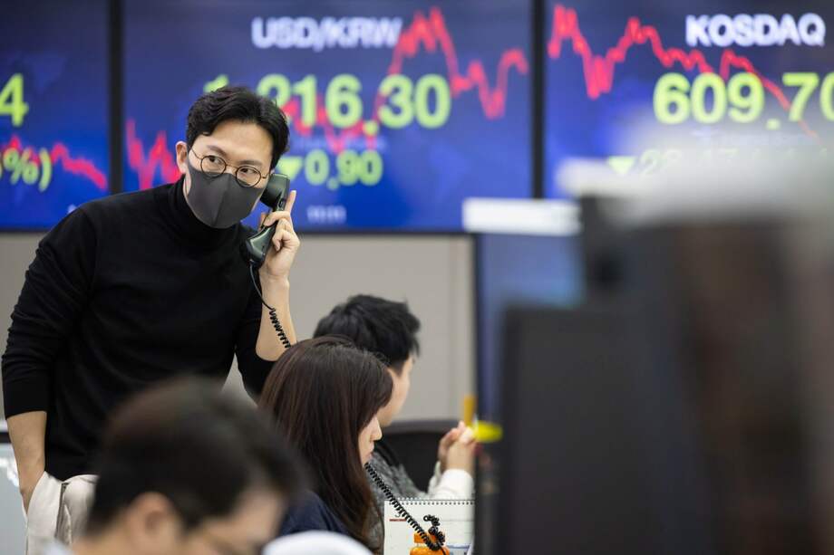 En Colombia, el dólar cerró la jornada con una baja de 1,79 %, lo que situó el precio de la divisa en $3.461, por debajo de los $3.524 que se registró el viernes de la semana pasada. / Bloomberg