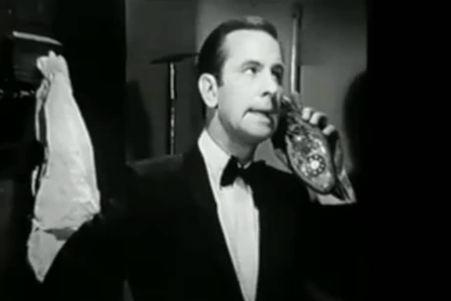 Maxwell Smart usando su zapatófono.