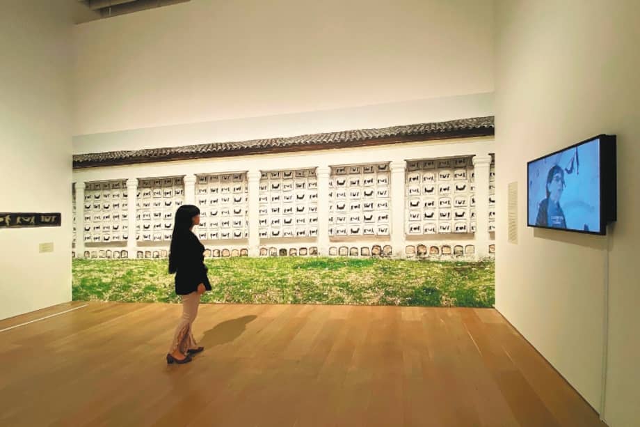 Mural que exalta los nichos del Cementerio Central de Bogotá, intervenidos por la artista colombiana Beatriz González en memoria de los muertos sin nombre. / Foto de Gonzalo Robledo