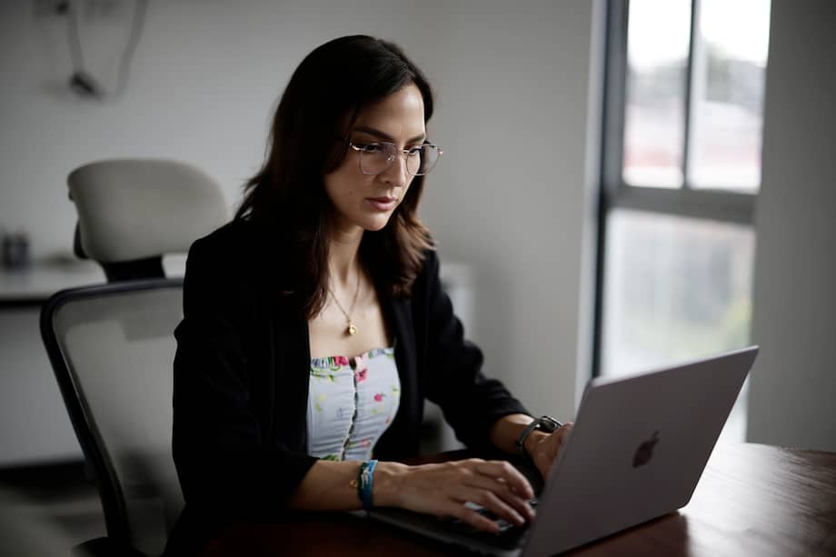 (Foto de referencia). Publicaciones sobre cargos, proyectos o viajes laborales pueden convertirse en piezas clave para esquemas de phishing o BEC.