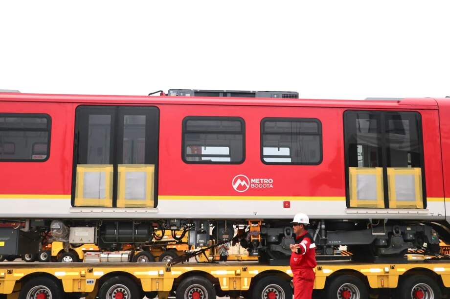 Desembarque del primer tren del Metro de Bogotá en el Puerto de Cartagena.