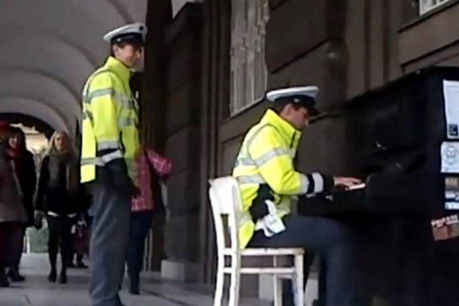 Video de un policía checo tocando el piano en la calle arrasa en internet