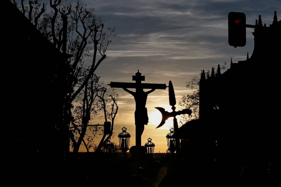 MADRID, 07/04/2023.- Contraluz durante la procesión de El Santísimo Cristo de la Fe Cristo de los Alabarderos, que sale del Palacio Real para procesionar por las calles de Madrid en la noche del Viernes Santo. EFE/Rodrigo Jiménez