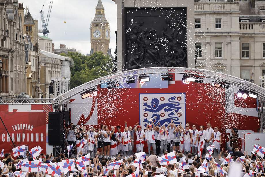 La selección femenina de Fútbol de Inglaterra celebra su victoria en la Eurocopa 2022.