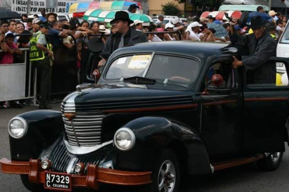 Desfile de autos antiguos, tradición de familia