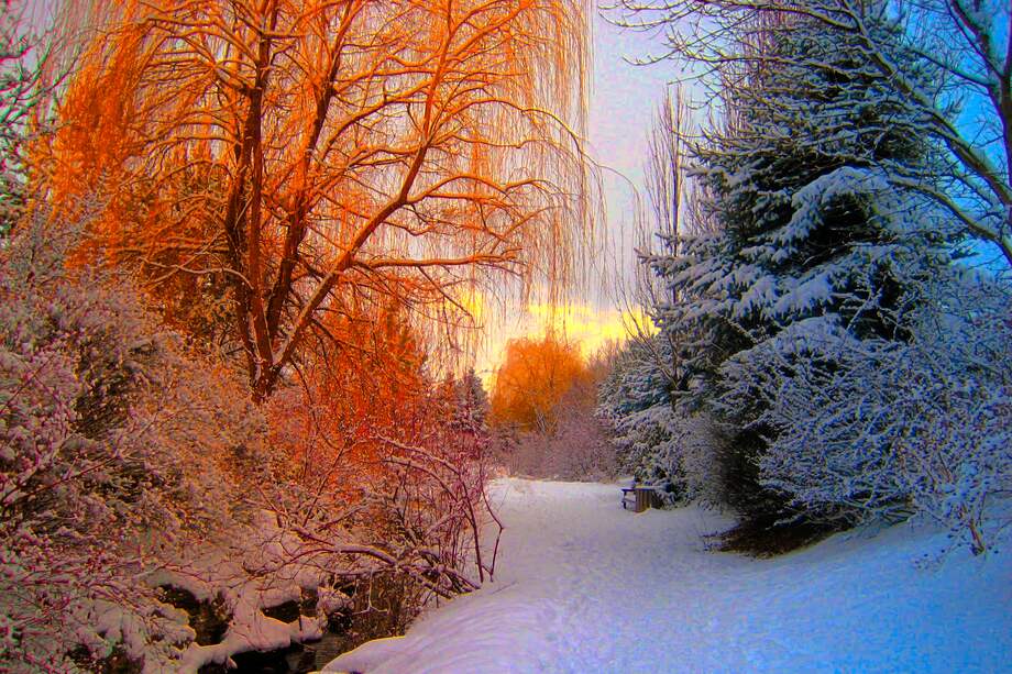 "Las estaciones se sucedieron
una tras otra. Mozos, príncipes, caballeros y reyes caminaron por la tierra sin mirar a lado y lado".