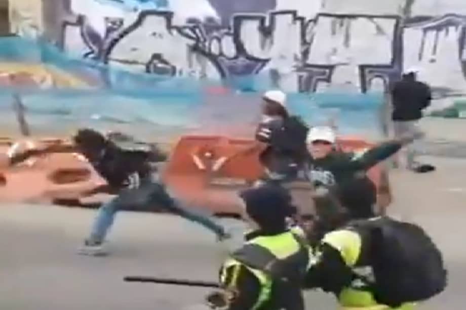 Momento en el que un grupo de personas agrede con piedras y objetos contundentes a los guardas de la estación de la calle 22.