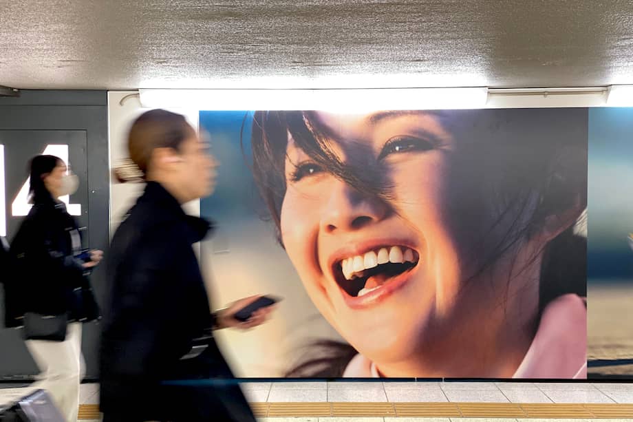 En conciertos, fiestas y otras ocasiones sociales, es habitual encontrar en Tokio un tipo de mujer cuyo atractivo es un compendio de acertadas elecciones en lo que respecta a actitud y forma de vestir.