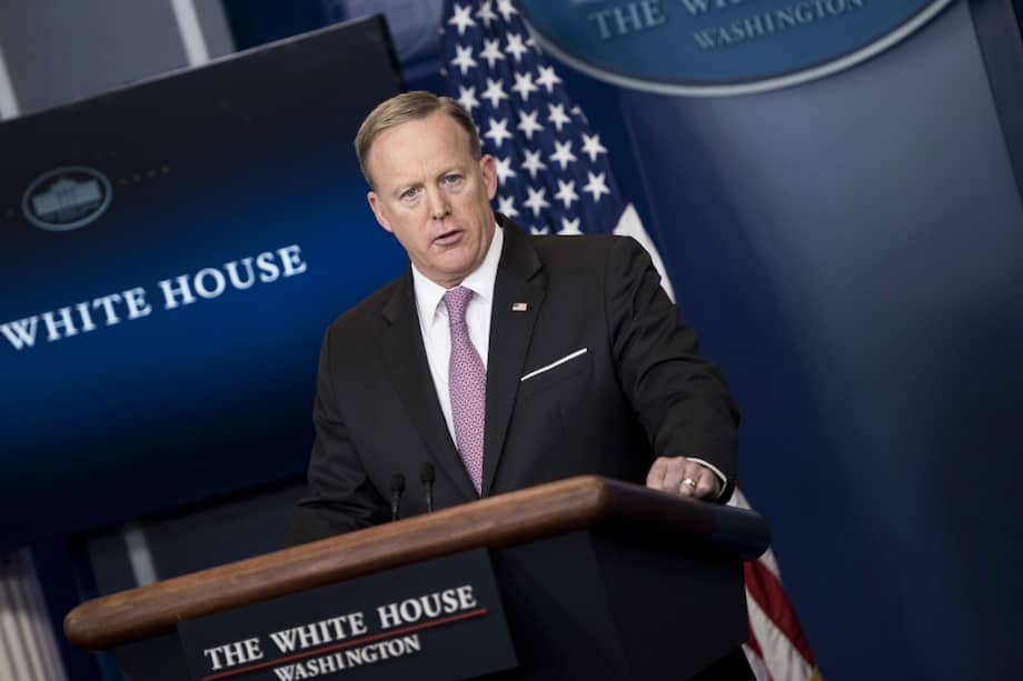 El portavoz de la Casa Blanca, Sean Spicer, confirmó el lanzamiento del artefacto. / AFP
