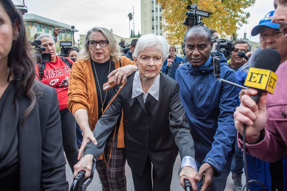 Joan VanderMolen, hermana de Kitty Menéndez, está rodeada de miembros de los medios de comunicación cuando llega al juzgado de Van Nuys West para asistir a una audiencia sobre el estado de la condena por asesinato de Lyle y Erik Menéndez el 25 de noviembre.